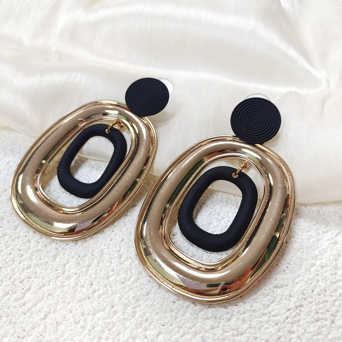 Hip-hop exaggeration irregular metal drape earrings spiral kink geometric circle smooth earrings banquet jewelry gifts