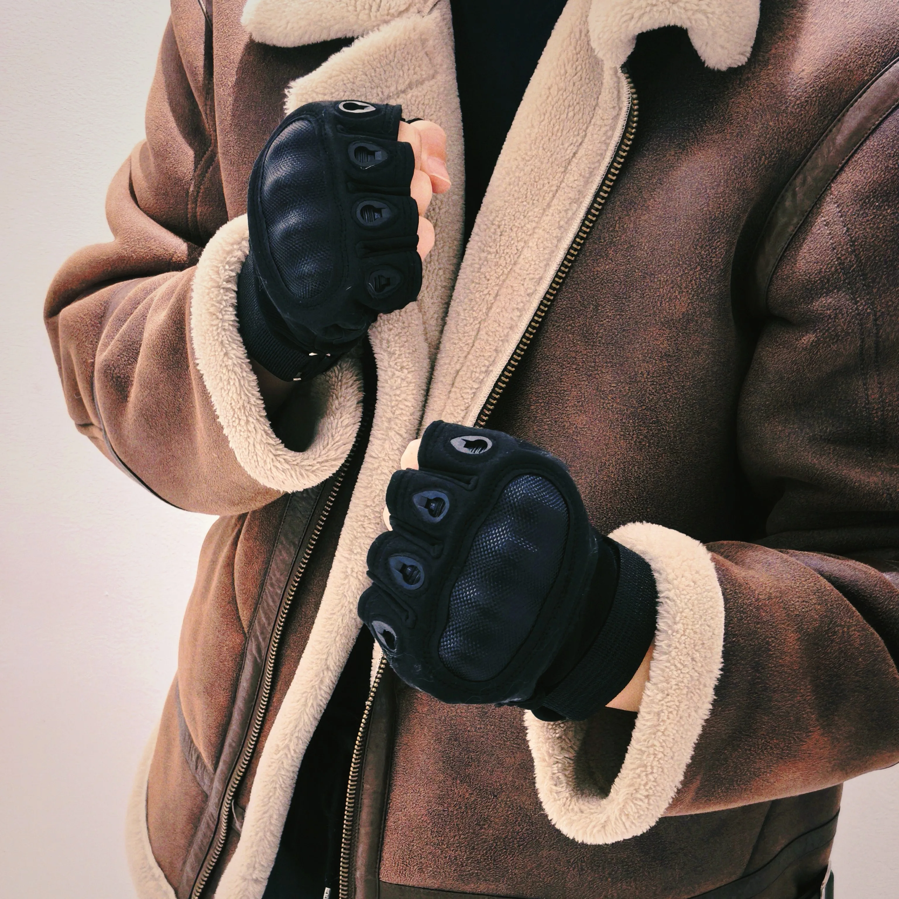 

Тактические перчатки для активного отдыха в стиле Леона из Resident Evil, полупальцевые, с защитой из углеродного волокна, устойчивые к порезам и износу, для единоборств