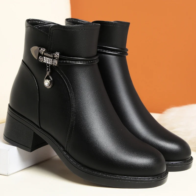 Botas de neve plataforma de lã curta para mulheres, bota de couro macio, sapatos de algodão inverno, nova moda