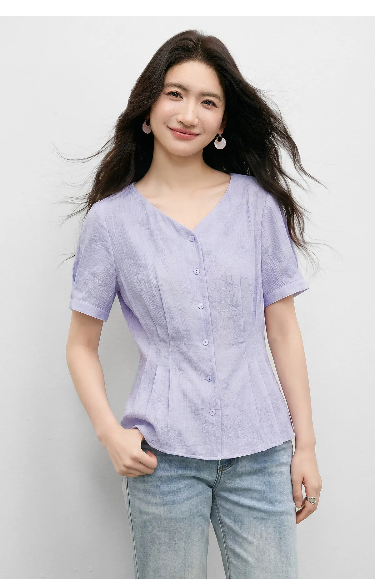 SENTUBILA Casual V-Ausschnitt Strukturierte Chiffon-Bluse für Damen 2026 Sommer Plissierte Taille Laternenärmel Hemd 162VA6625 – Detail 27