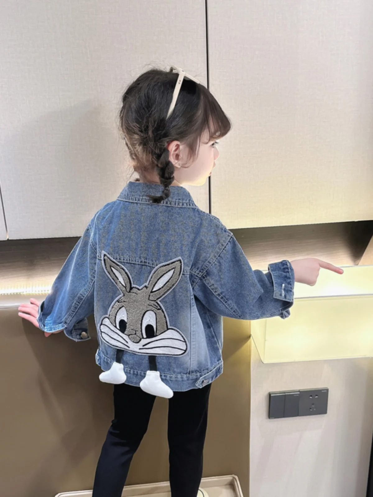 

Spring 2025 Girls Embroidered ort Denim Jaet Loose Baby Korean Sle Jaet Trendy Commute Long Sve Silk Top