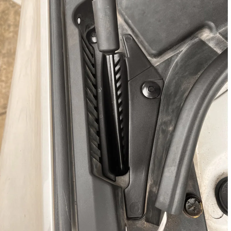 Regenrinnenabdeckungen für Volvo XC60 2018–2025, Anti-Blatt-Trümmerblockierung, Wischer, Abflussschlitz, modifizierter Abfluss, Nachrüstung, Haube, Abflussloch – Detail 2