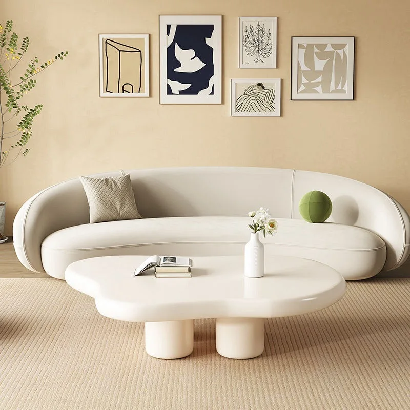 Soggiorno nordico, piccolo appartamento domestico, tavolo semplice color crema