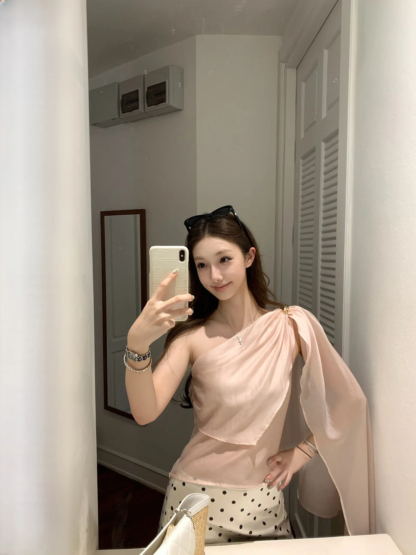 

Туника-безрукавка из орехового шелка с асимметричным плечом, деконструированным дизайном, свободным кроем и драпированным вырезом, в повседневном стиле