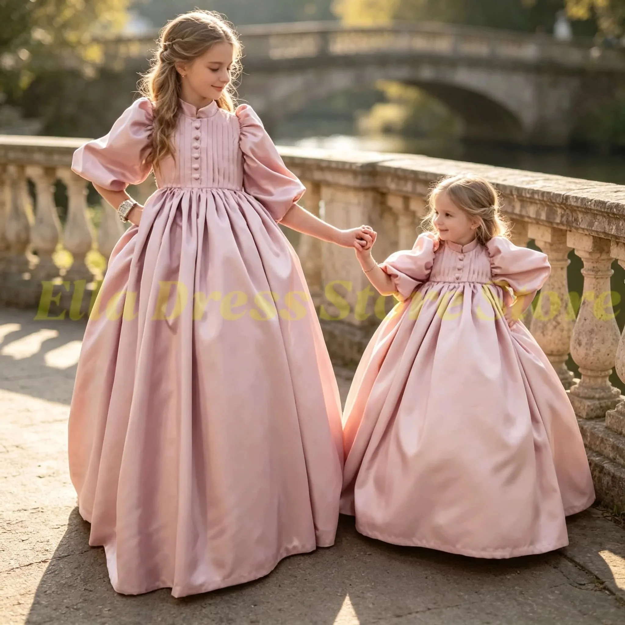 Maßgeschneidertes rosa Satin-Blumenmädchenkleid für Hochzeiten, lange Ärmel, hoher Kragen, Geburtstagskleid, Ballkleid, Mädchenkleid, Großhandel – Detail 1