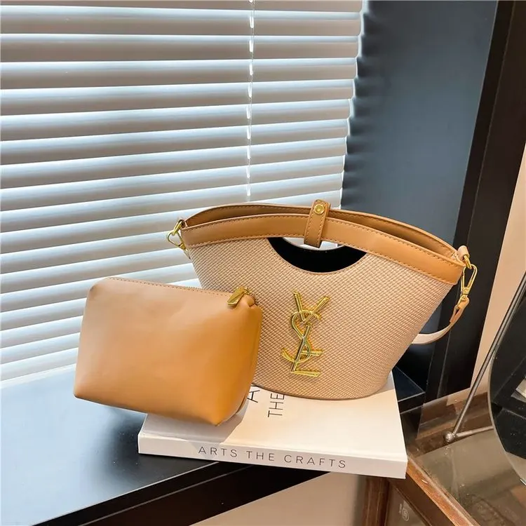 

‌High-End Light Luxury Women's Crossbody Armpit Bag Fashionable French Design PU Leather for Casual Commute Party & Outing‌