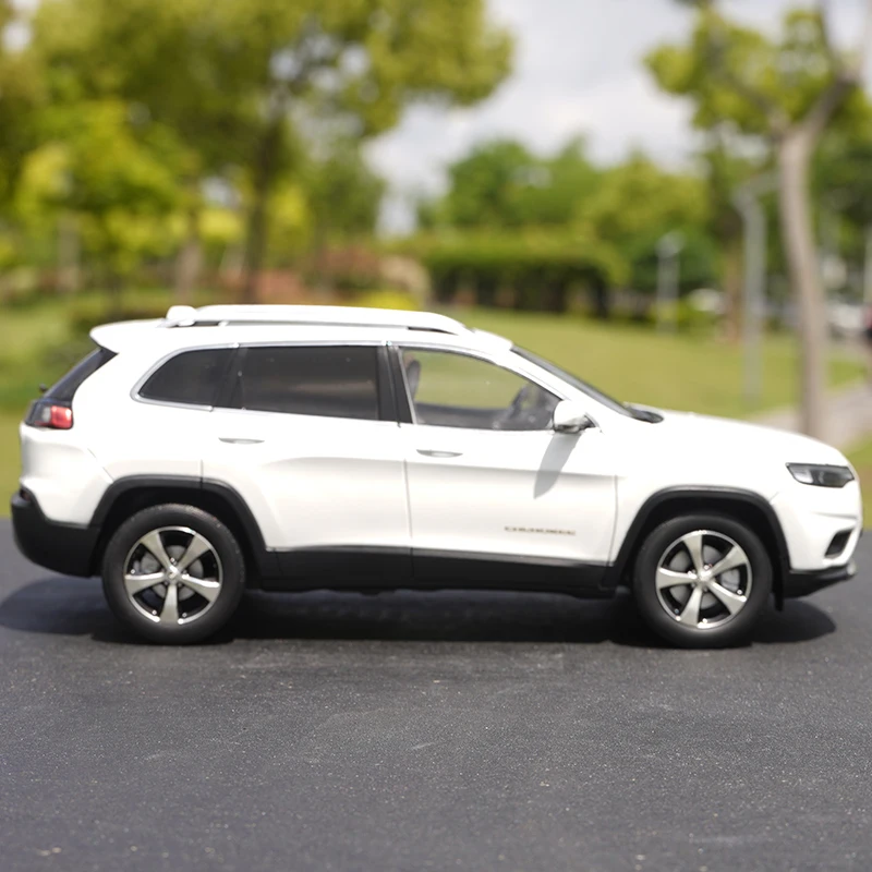 

1:18 Оригинальный GAC Fick Новый Jeep Free Light Cherokee Модель автомобиля из сплава