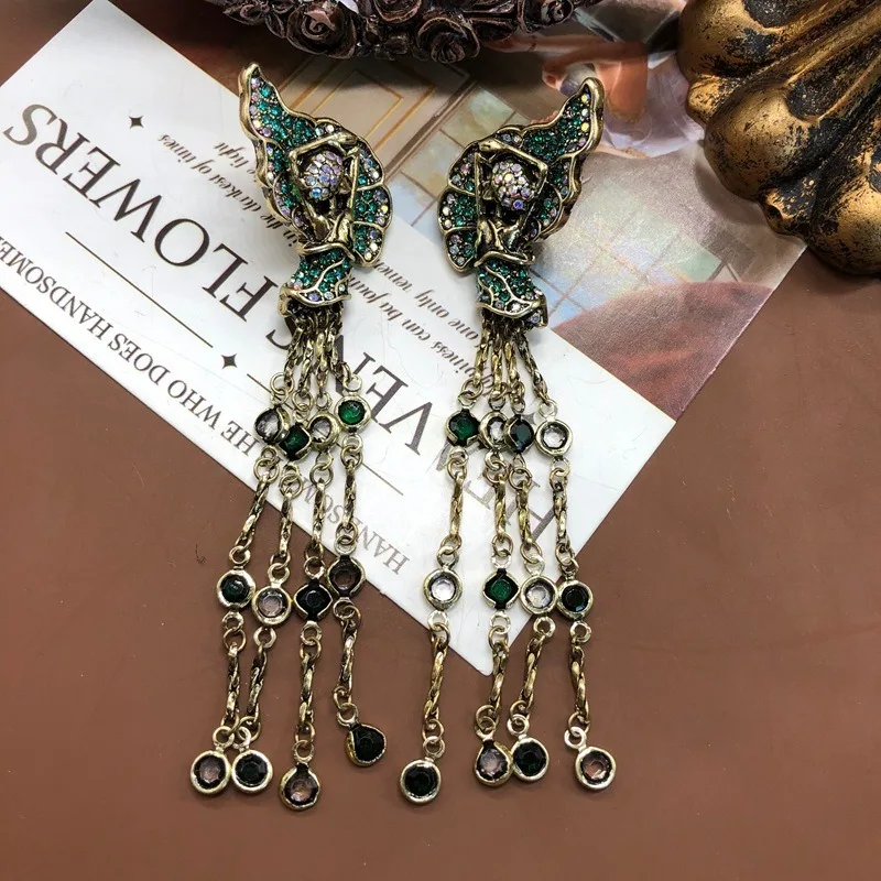 

Tassel Earrings Fashionable High-end Personality Temperament Versatile Diamond Set Green Elegant Medieval Jewelry Earrings