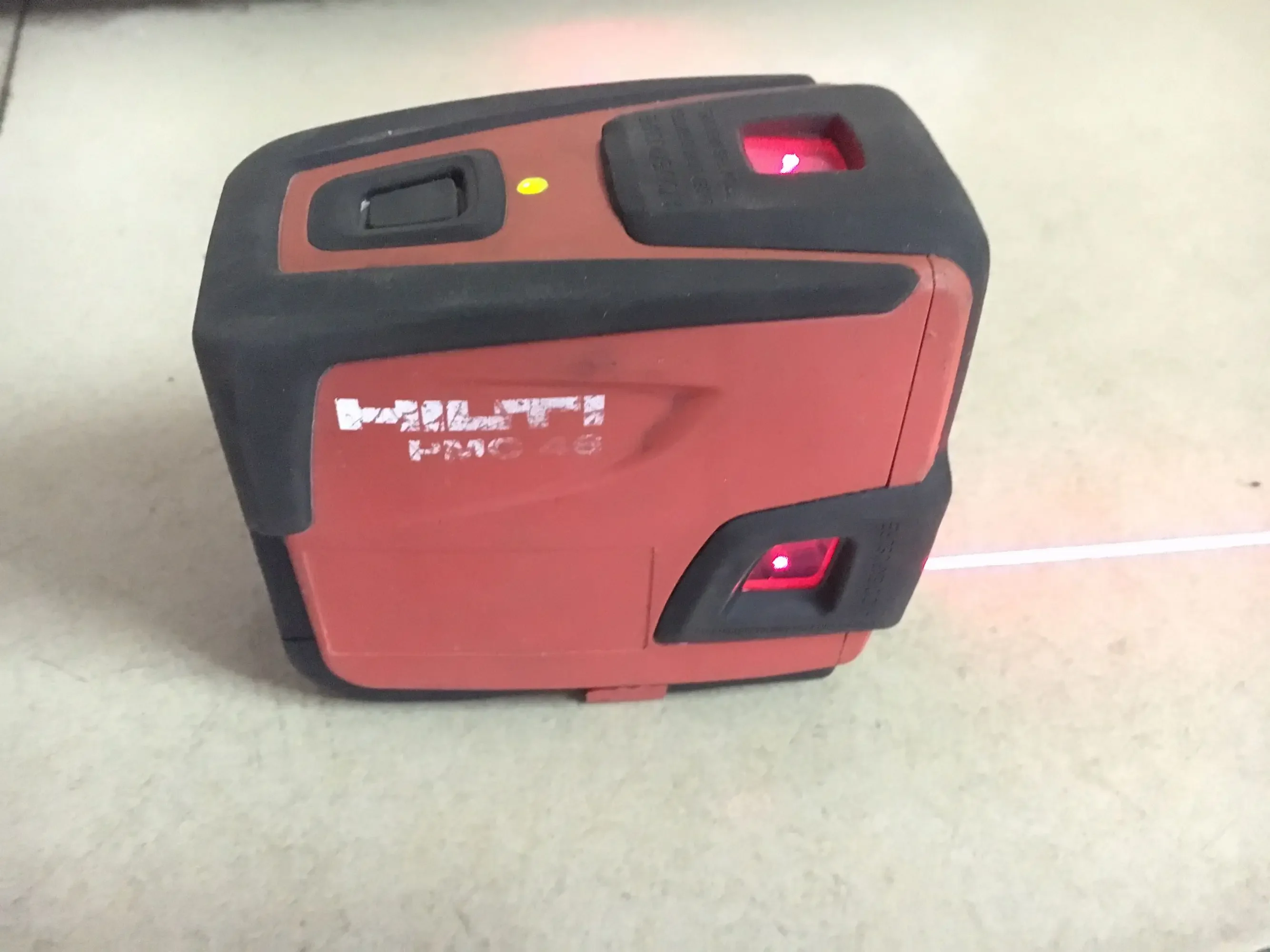 Second-hand Hilti Laser Level 2 Line 4 Points 4 Section 5 Battery Cross Line Level PMC46 Physical Picture