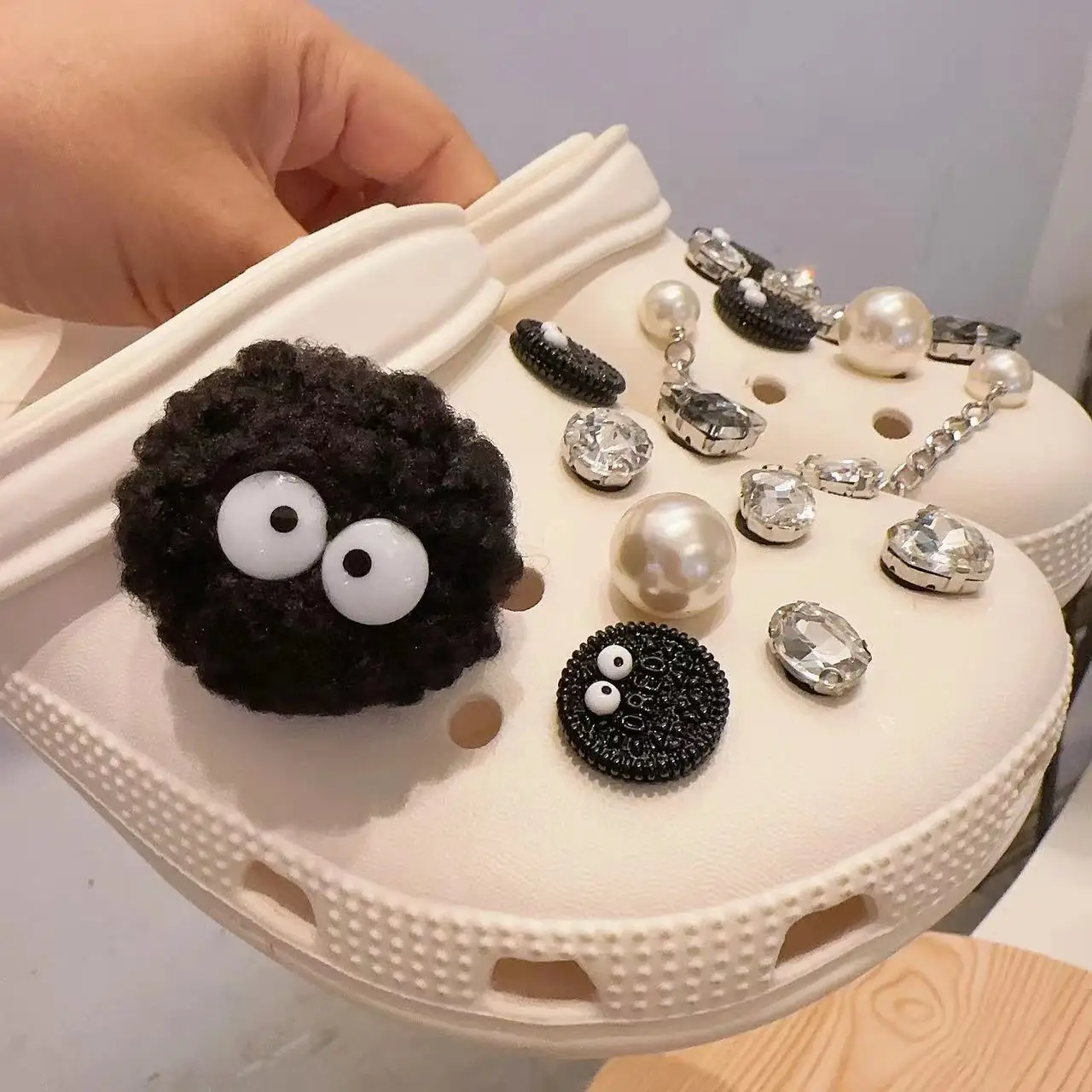 Autumn and Winter Small Coal Ball Hole Shoe Charms Decoration Shoe Buckle Fashion Diamond Chain DIY Shoes Flower Accessories