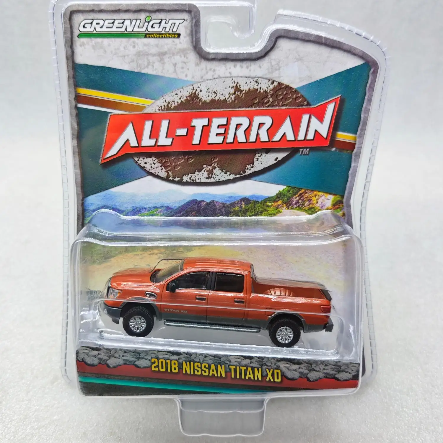 

Green Light 1:64 All-Terrain 8 - 2018 Nissan Titan Nissan Pickup Truck Diecast Alloy Car Model Collectible