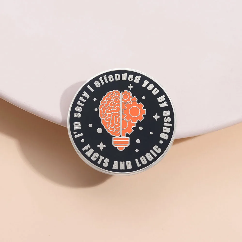Es tut mir leid, dass ich Sie mit Fakten und Logik beleidigt habe. Emaille-Pin mit humorvollem Zitat, Brosche, Geschenk für Kulturbegeisterte, Accessoire. – Detail 12