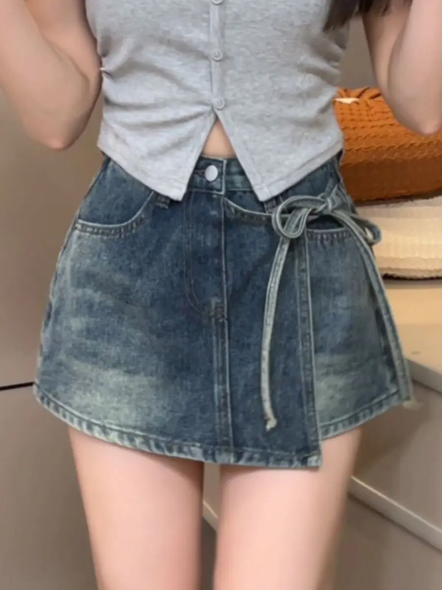 

Женская винтажная джинсовая мини-юбка-шорты с эффектом потертости, завышенной талией, завязками, в стиле Y2K, повседневная, уличная мода, А-силуэт, с карманами, новинка 2026 года