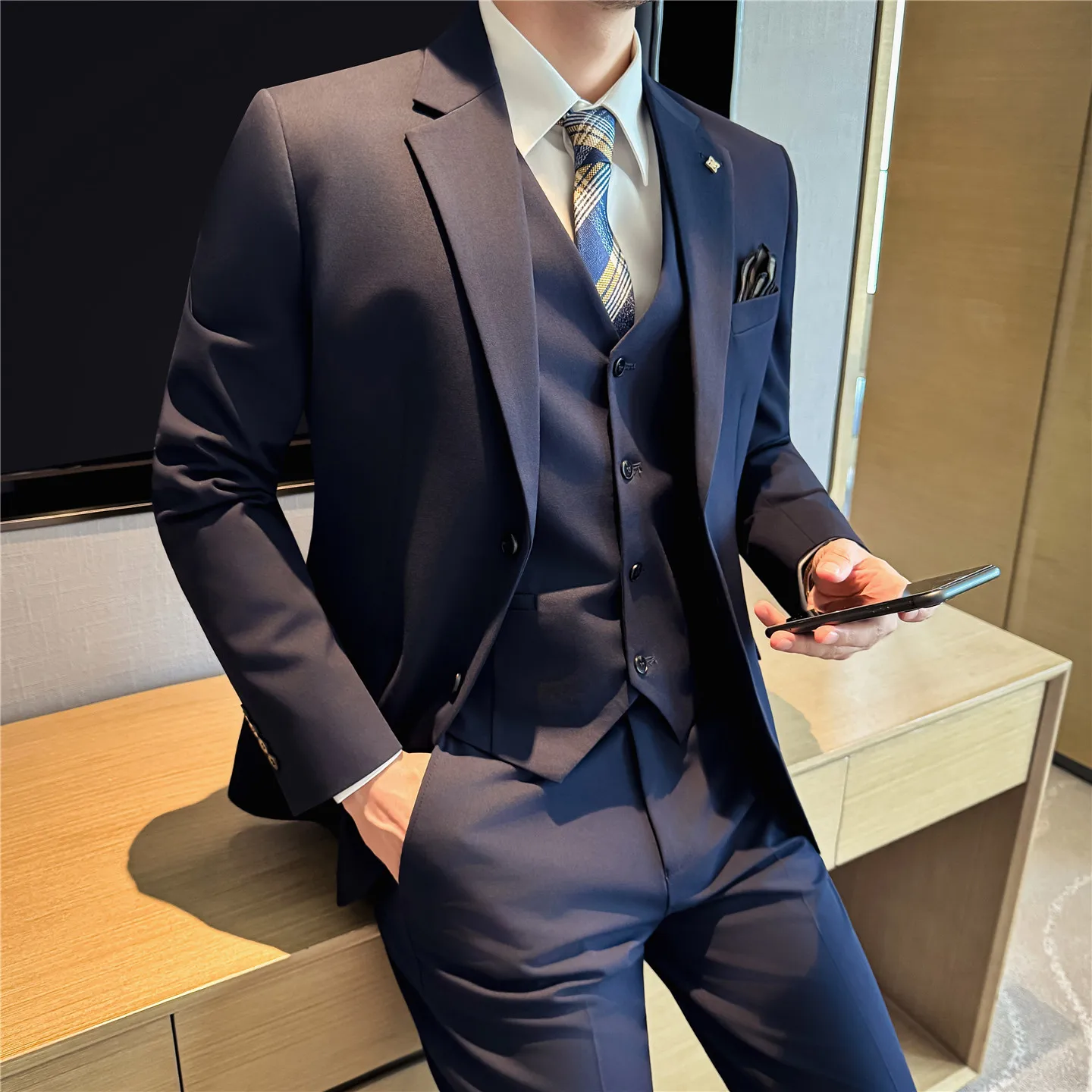

Two-button flat lapel M-7XL double split suit set, a high-quality men's fashionable wedding suit set of three pieces