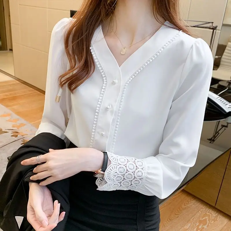 Frauen Spitze Patchwork Perlen schicke elegante Hemden Frühling Herbst Mode Büro Dame weiß lässig Blusen V-Ausschnitt Langarm Tops