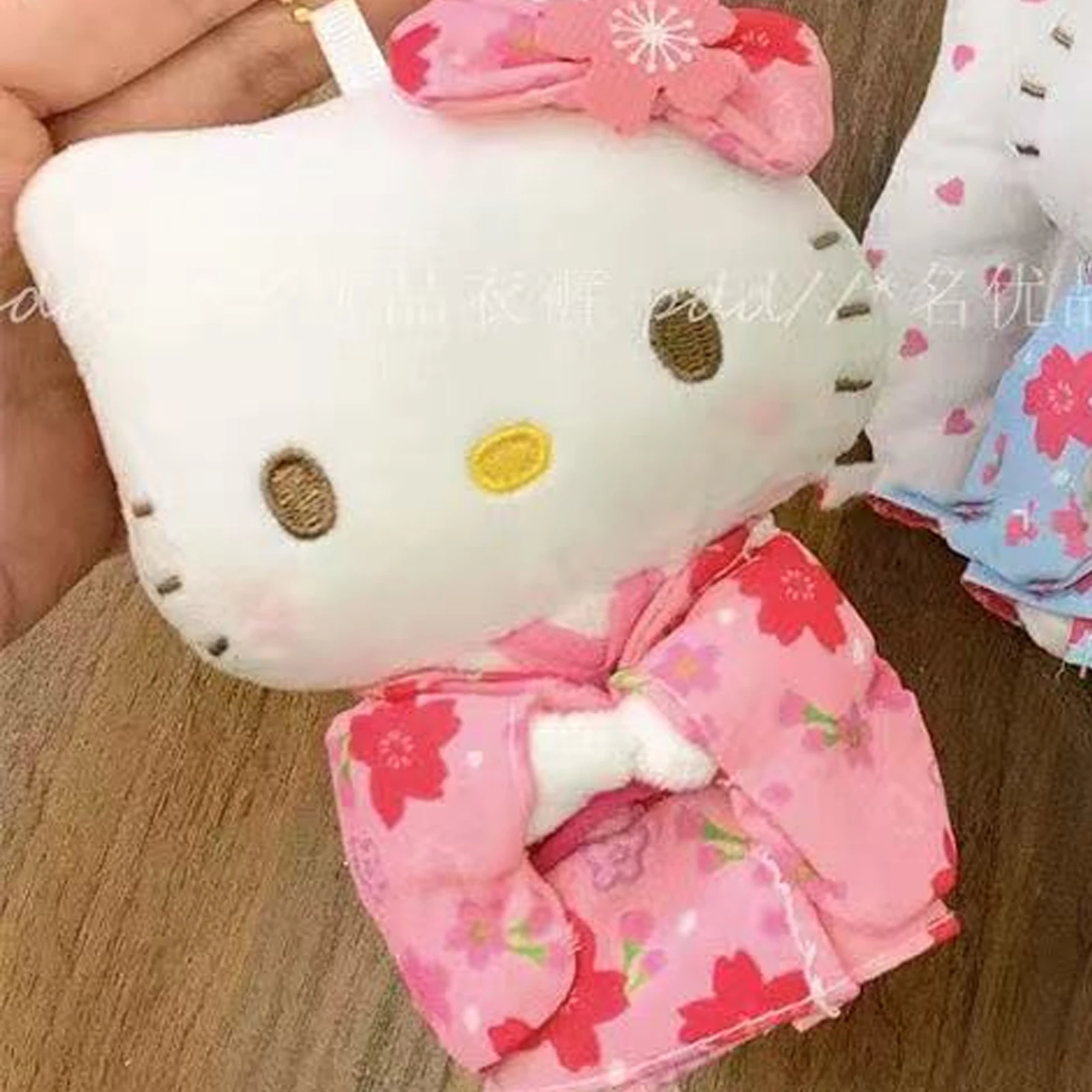 Hello Kitty Japanischer Kimono Kirschblüten-Plüschtier-Puppe Trendiger Taschenanhänger Dekorative Accessoires Schlüsselanhänger Überraschungsgeschenk für Mädchen