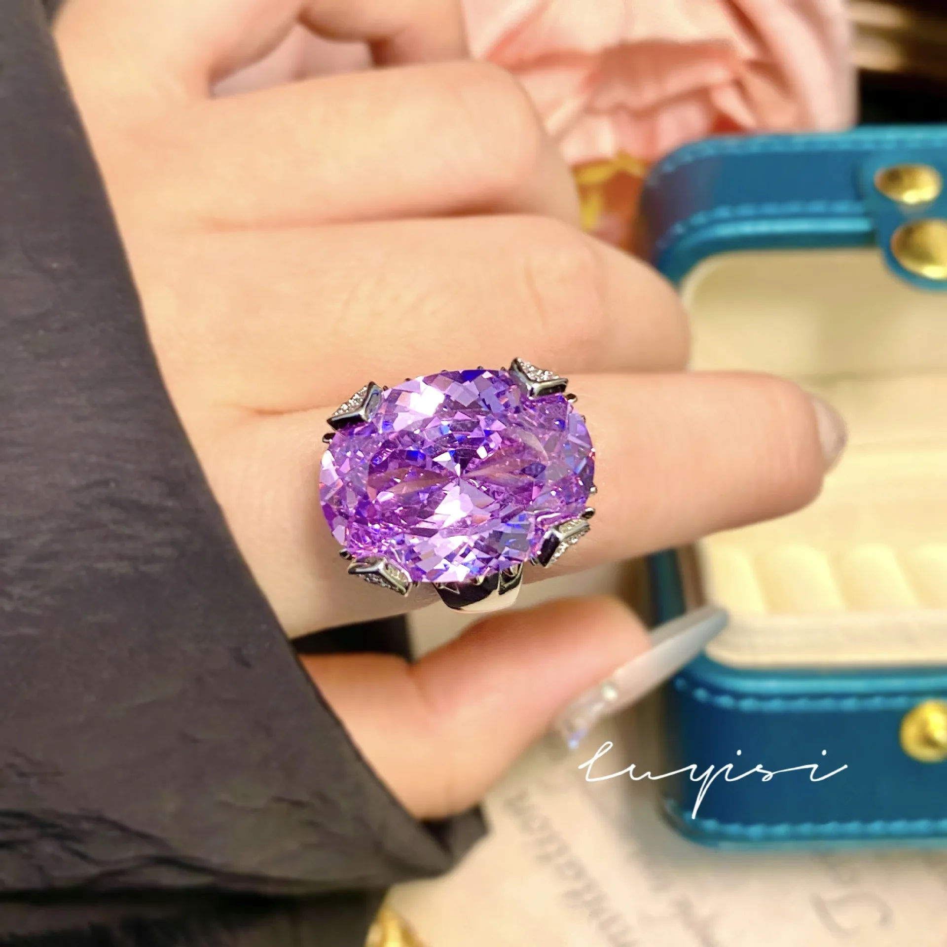 انفجار البث المباشر لمشاهير الإنترنت مليء بحلقة اللوتس الماسية البسيطة متعددة الاستخدامات من الليثيوم الأرجواني Hui عالية الكربون الماس p