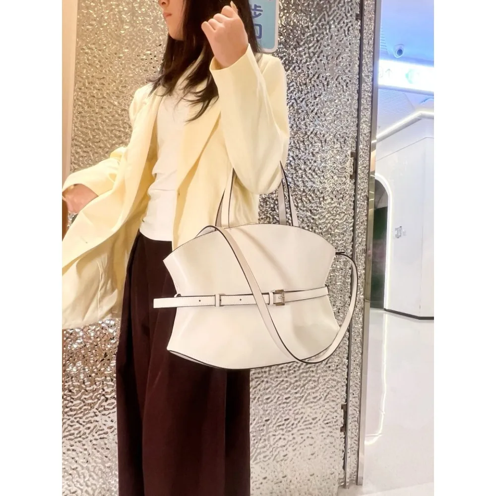 New Large-Capacity Retro Shoulder Messenger Women's High-end Commuter Bag Unique Stylish Simplicity and Versatile Texture