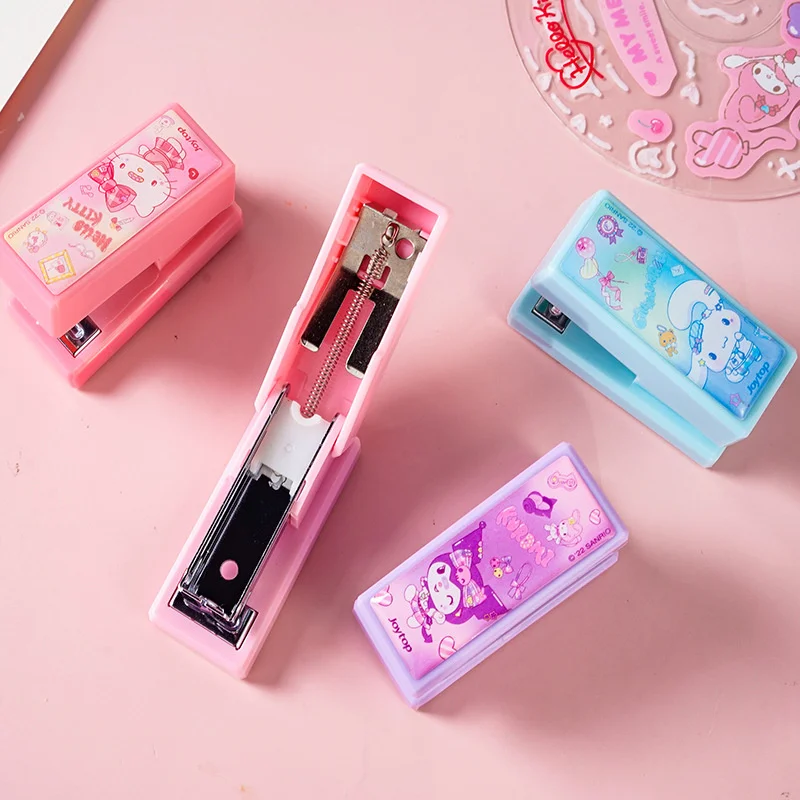 8 buah/lot Sanrio Kuromi Melody Cinnamoroll Cat Stapler Set mesin Stapler perlengkapan penjilid sekolah kantor Stapler lucu