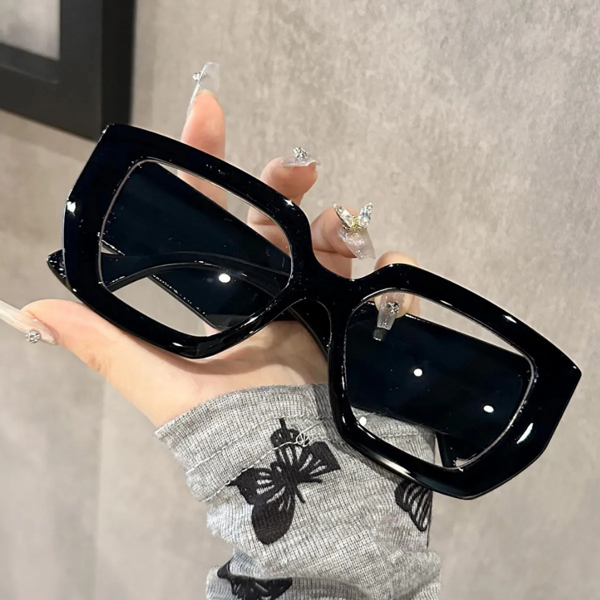 Super Large BoxSunglasses Women's 2025 New Distinctive Thick Mirror Legs Internet Trendy Street Photography Plain Sunglasses