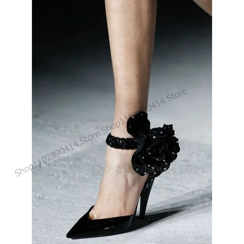 รองเท้าส้นสูงปลายแหลมสีดำประดับลายดอกไม้สีแดง สายรัดยางยืด รองเท้าผู้หญิง ส้นบาง แฟชั่นใหม่ รันเวย์ 2025 รองเท้าผู้หญิง