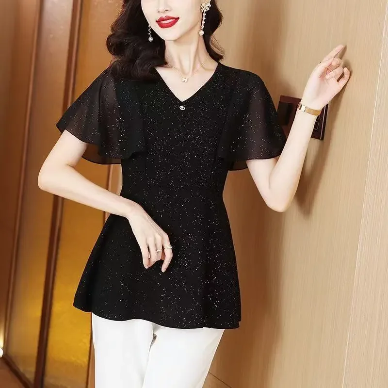 Damska nowa letnia koszulka z krótkim rękawem, czarna, z dekoltem w serek, modna, uniwersalna, w stylu dla mamy.