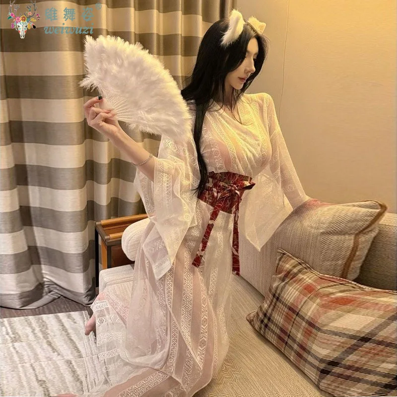 مثير الكبار المرأة اليابانية نمط كيمونو شبه شفافة إغراء حمام منامة زوجين لعبة تفاعلية غامضة بيضاء الغزل بالإضافة إلى حزام أحمر مخطط جميل منحنى لطيف سخي جو جميل من التفاصيل كاملة من النضج الملكي الأخت الرجعية سحر نمط أن