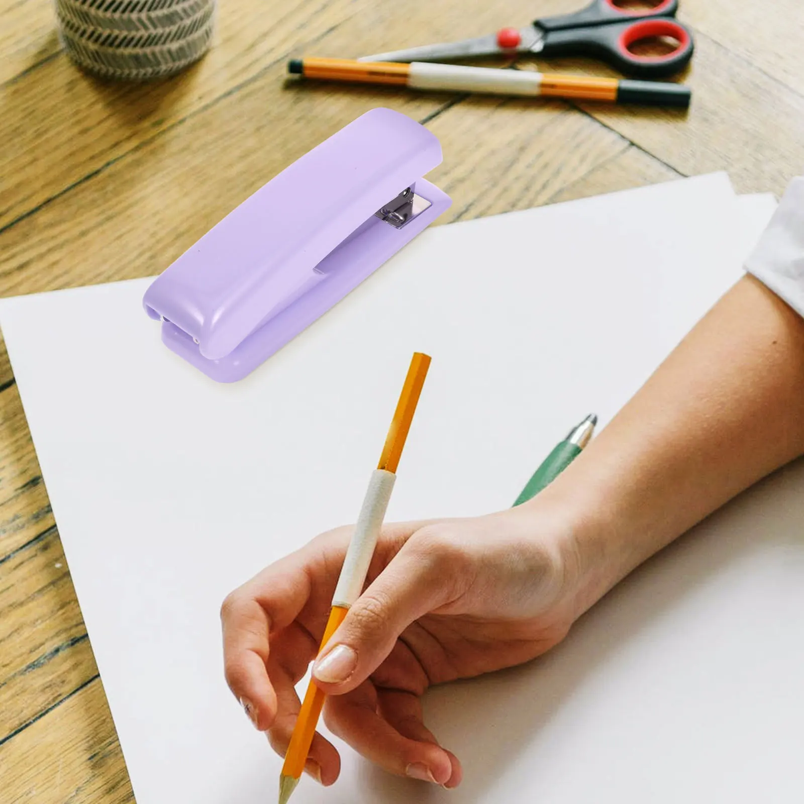 Mini cucitrice da ufficio da tavolo verde compatta leggera per la scuola studio a casa cucitrice portatile a mano forniture di cancelleria documenti