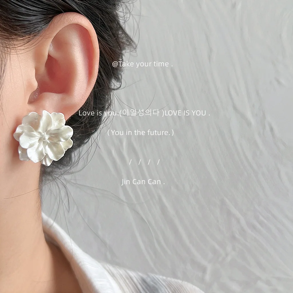 White Camellia Flower Stud Earrings for Women Pearl Flower Earring 2024 New Modern Korean Fashion Girl Party Jewelry Accessories