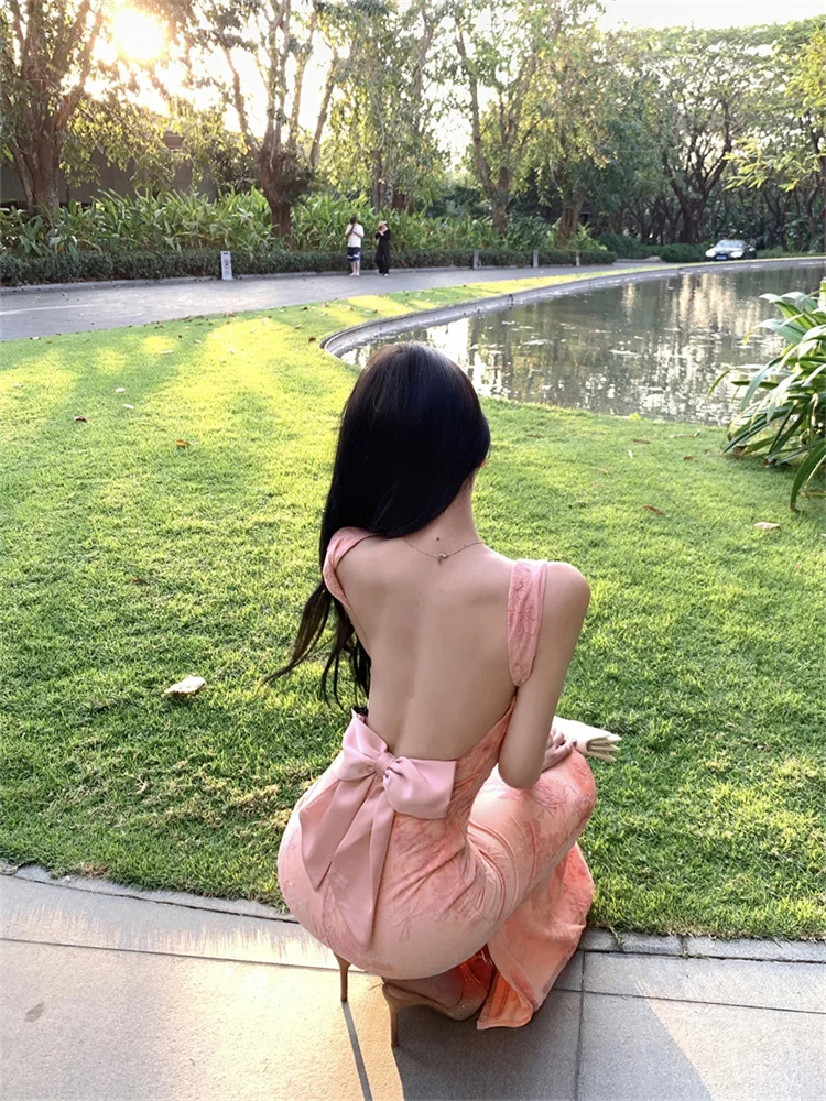 เดรสสีชมพูสไตล์ฝรั่งเศสย้อนยุค ดีไซน์เปิดหลัง ผูกโบว์ ทรงเข้ารูป ผ่าข้าง เซ็กซี่ เหมาะสำหรับงานปาร์ตี้ สำหรับผู้หญิง ดีไซน์ฤดูร้อน สวยงามสะดุดตา ทรงเมอร์เมด