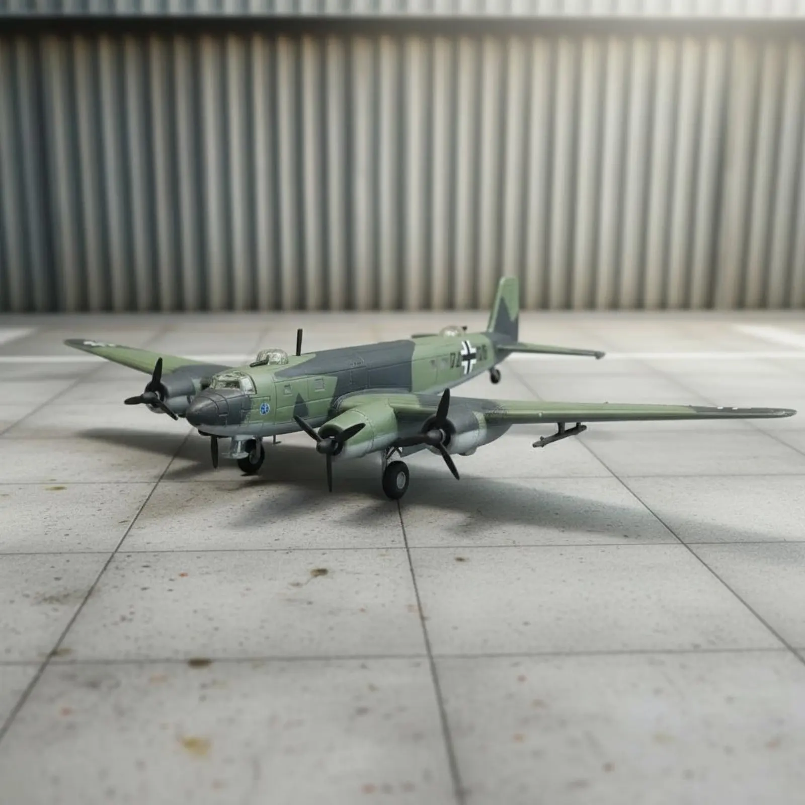 

Коллекционная модель самолета FW200 Condor в масштабе 1:144, модель немецкого самолета времен Второй мировой войны с вращающимися пропеллерами.