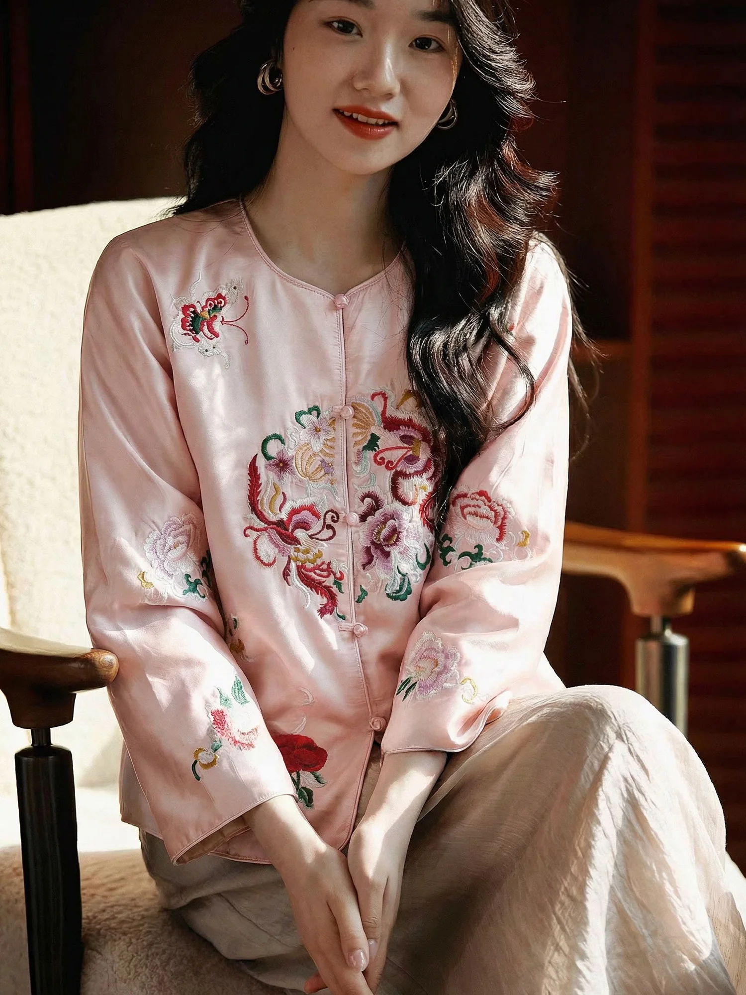 

Женская весенняя модная верхняя одежда Chivirin: розовая атласная куртка с вышивкой, длинными рукавами и воротником-стойкой в китайском стиле