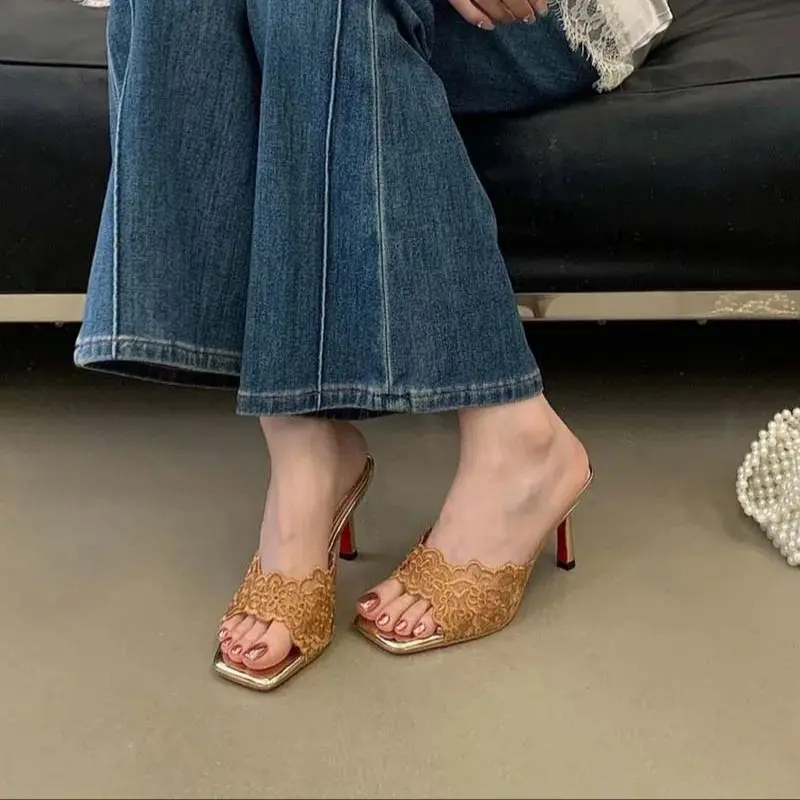 

Женские шлепанцы на шпильке 7 см, черные, с кружевной вышивкой, летние туфли, сексуальные туфли на высоком каблуке, модные женские шлепанцы 2026