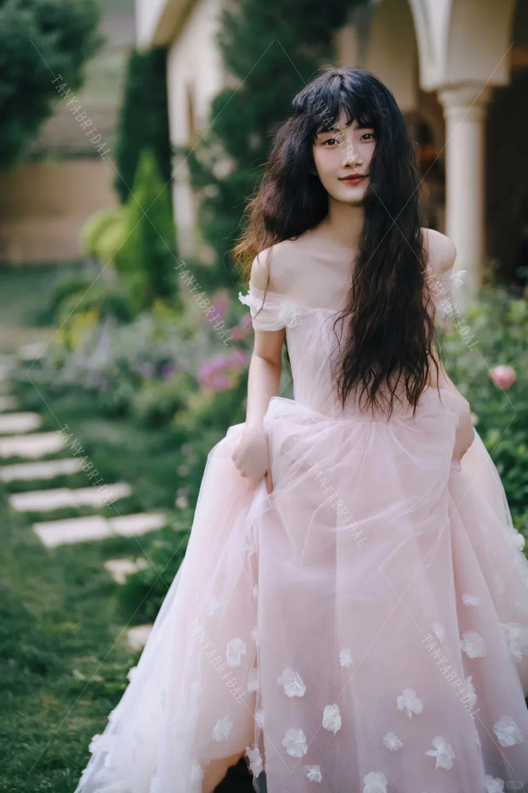 Vestido de noiva rosa romântico com flores 3D, fora do ombro, trem de varredura, vestido de noiva, elegante, festa ao ar livre