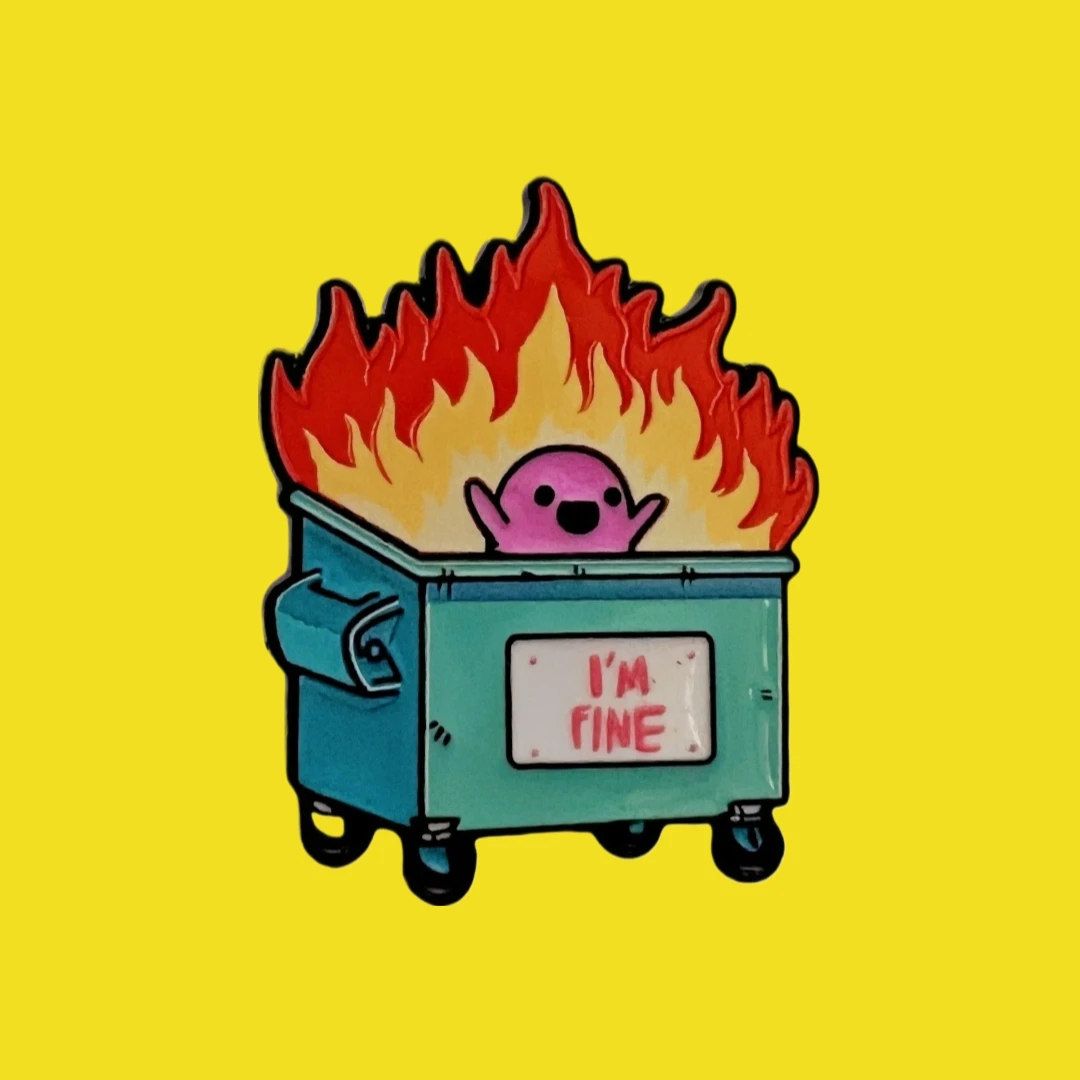 Kawaii „I'm Fine“ Burning Mülleimer Halloween Emaille Pin – Süßes Teufel Metallabzeichen – Gruselige Humor-Brosche für Kleidungsgeschenke