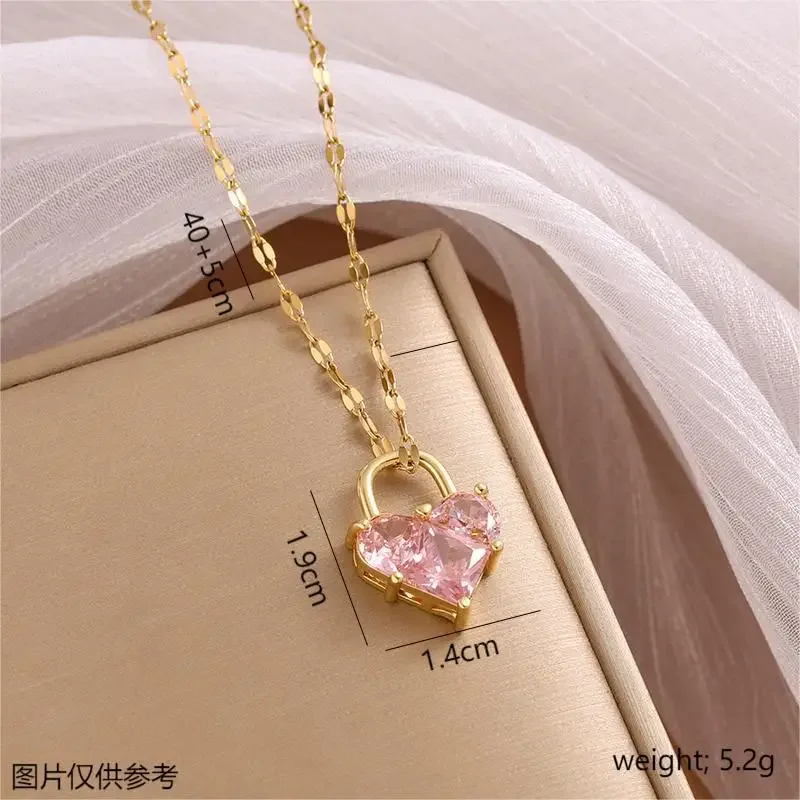 Ожерелье с розовым цирконом, кулон с женским драгоценным камнем в форме сердца и элегантным и компактным дизайном, цепочка на ключицу из титановой стали