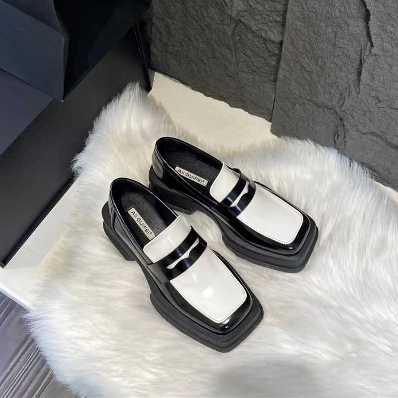 حذاء بدون كعب نسائي بنعل سميك بمقدمة مربعة لربيع وخريف 2025 مصنوع من الجلد اللامع على الطراز الياباني سهل الارتداء على الأحذية على الموضة #4