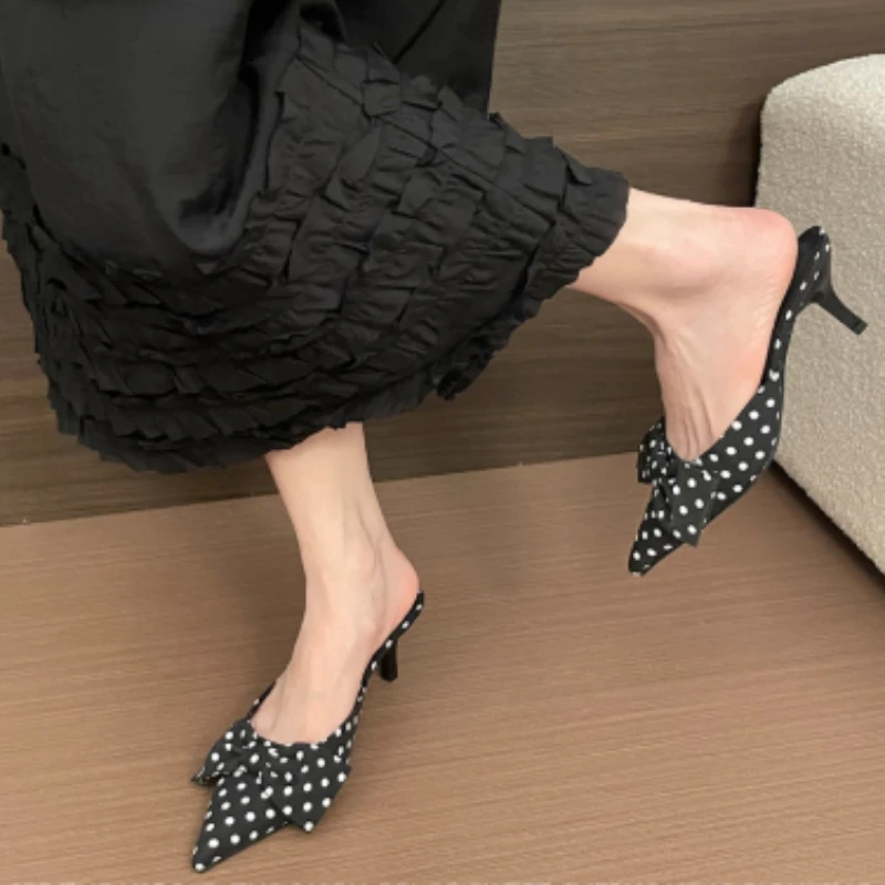 2025 Viral Spitz Dünne Ferse Bogen Knoten Backless Slip-On Mule Hausschuhe Frauen Block Heels Faule Halbe Rutschen