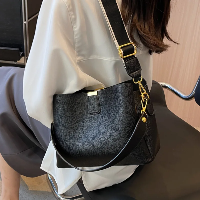 

2025 Women's Fashion Hand-Held Bucket Bag Large Capacity Crossbody High-End Luxury Light Weight Elegant Handbag