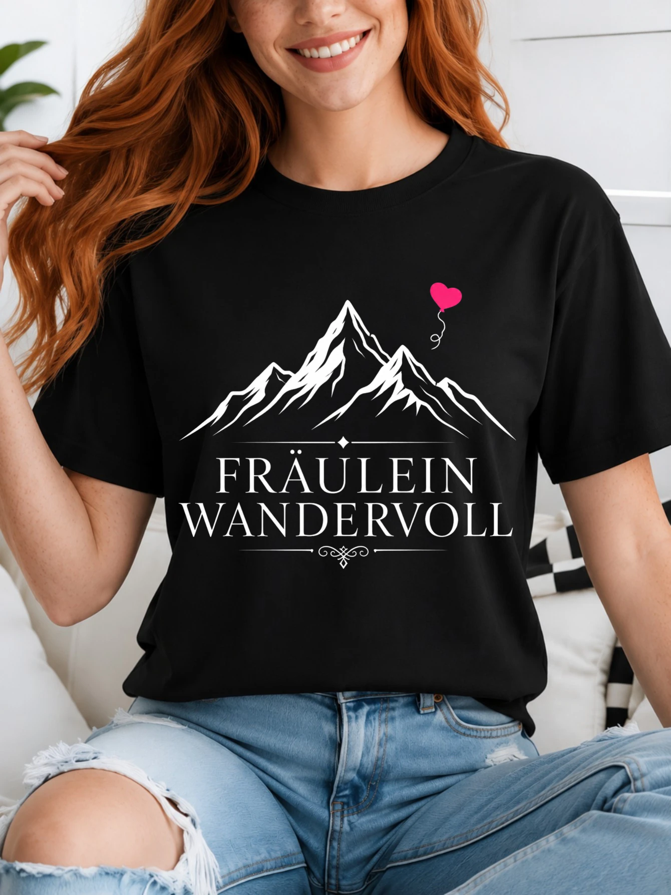 Camiseta unisex con diseño minimalista de montaña alpina Fraulein Wandervoll con globo de corazón rosa y líneas elegantes.