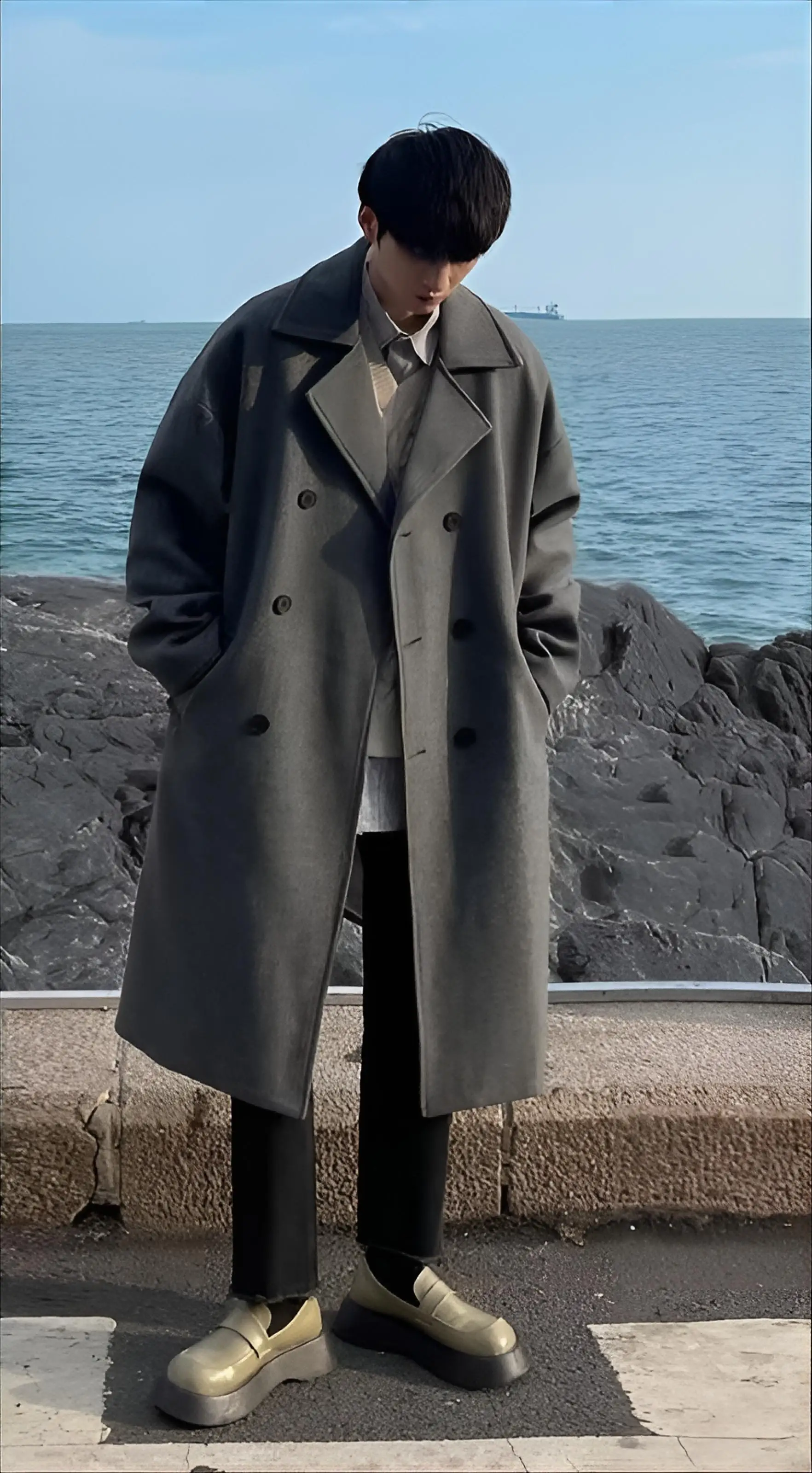 

Мужское пальто из смесовой шерсти с мехом, приталенного кроя, с завязками, на застежках, фиксированными элементами, соединенными деталями