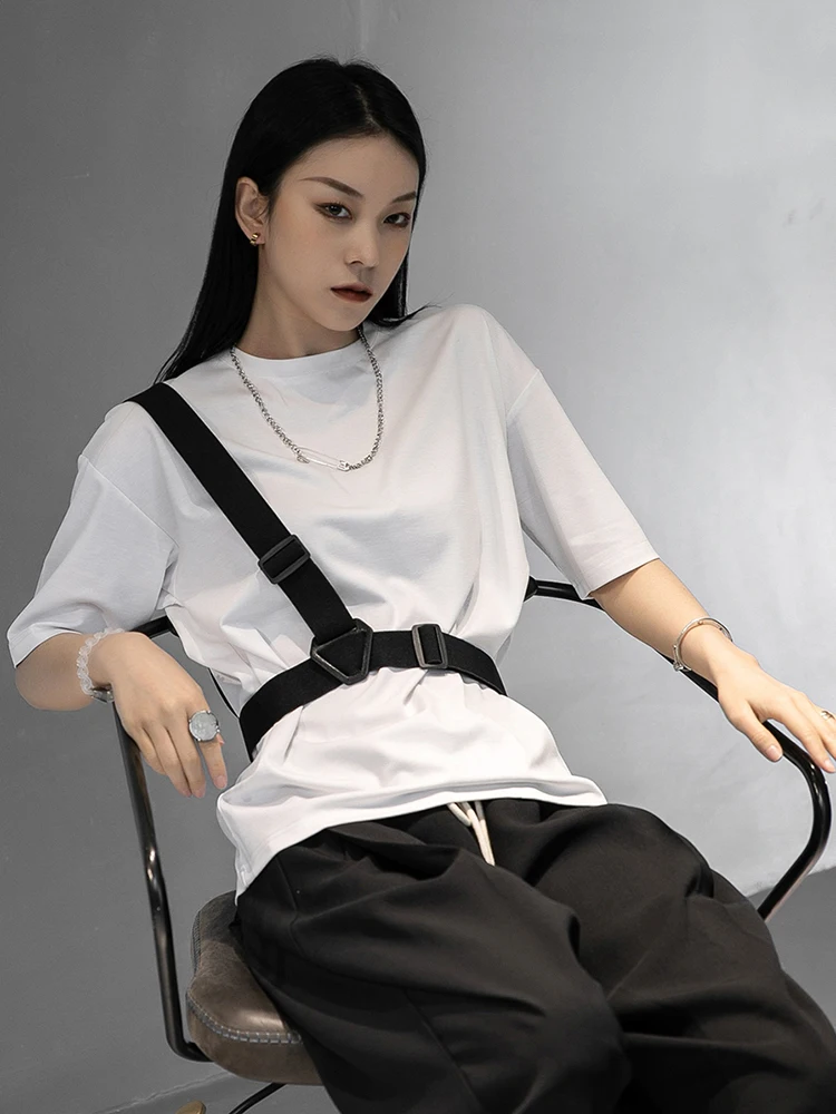 [EAM] Women Black Brief Belted Casual T-shirt New Round Neck Half Sleeve Loose Fit Fashion Tide Spring Summer 2024 1DF5708