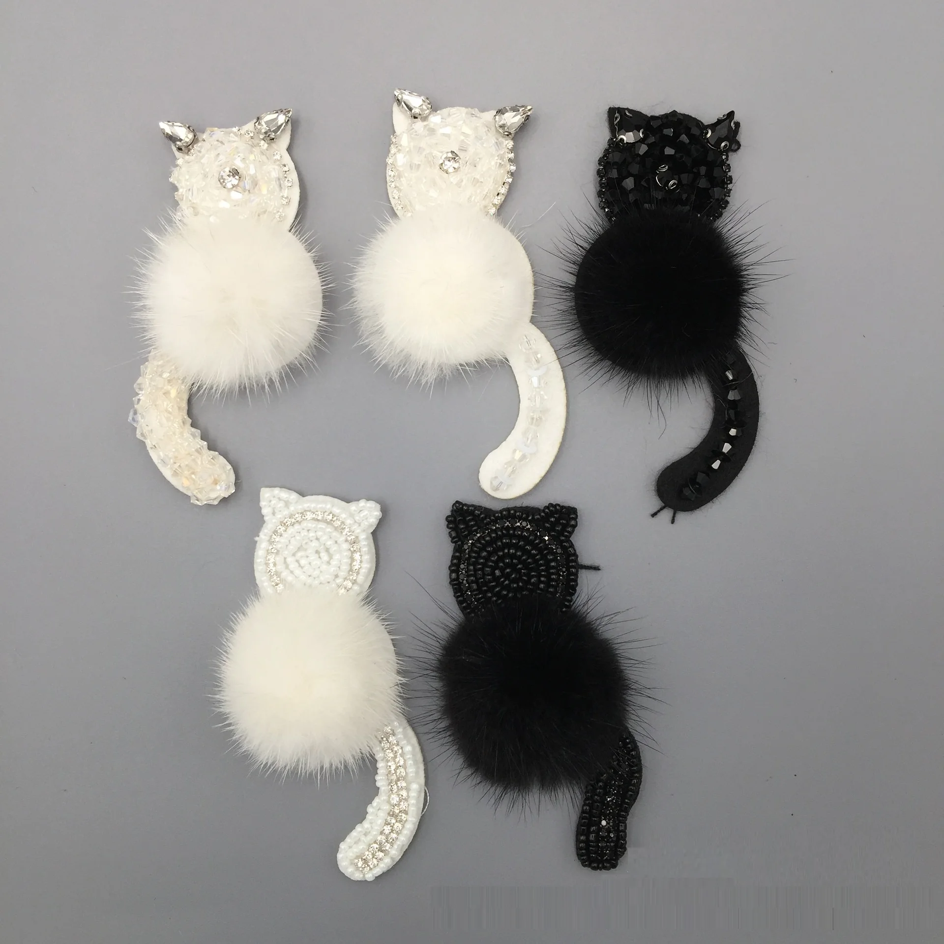 2 pezzi di perline nuovo peloso in bianco e nero gatto pasta di stoffa abbigliamento scarpe cappello borsa decorazione foro fai da te patch panno