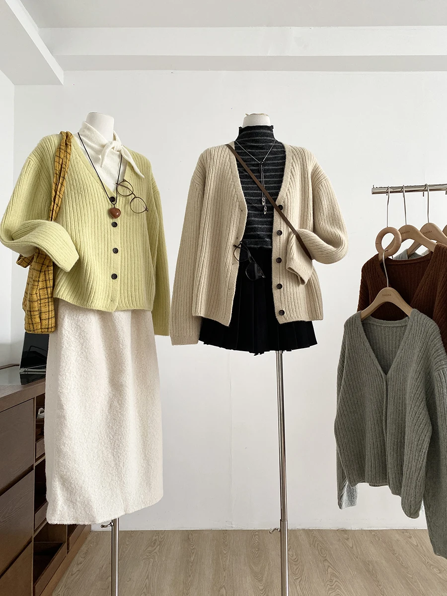 

Soft Cozy V-Neck Button-Up Knitted Cardigan Sweater Women's Loose Fit Autumn Winter Fashion Commute Style Long Sleeve Polyest...