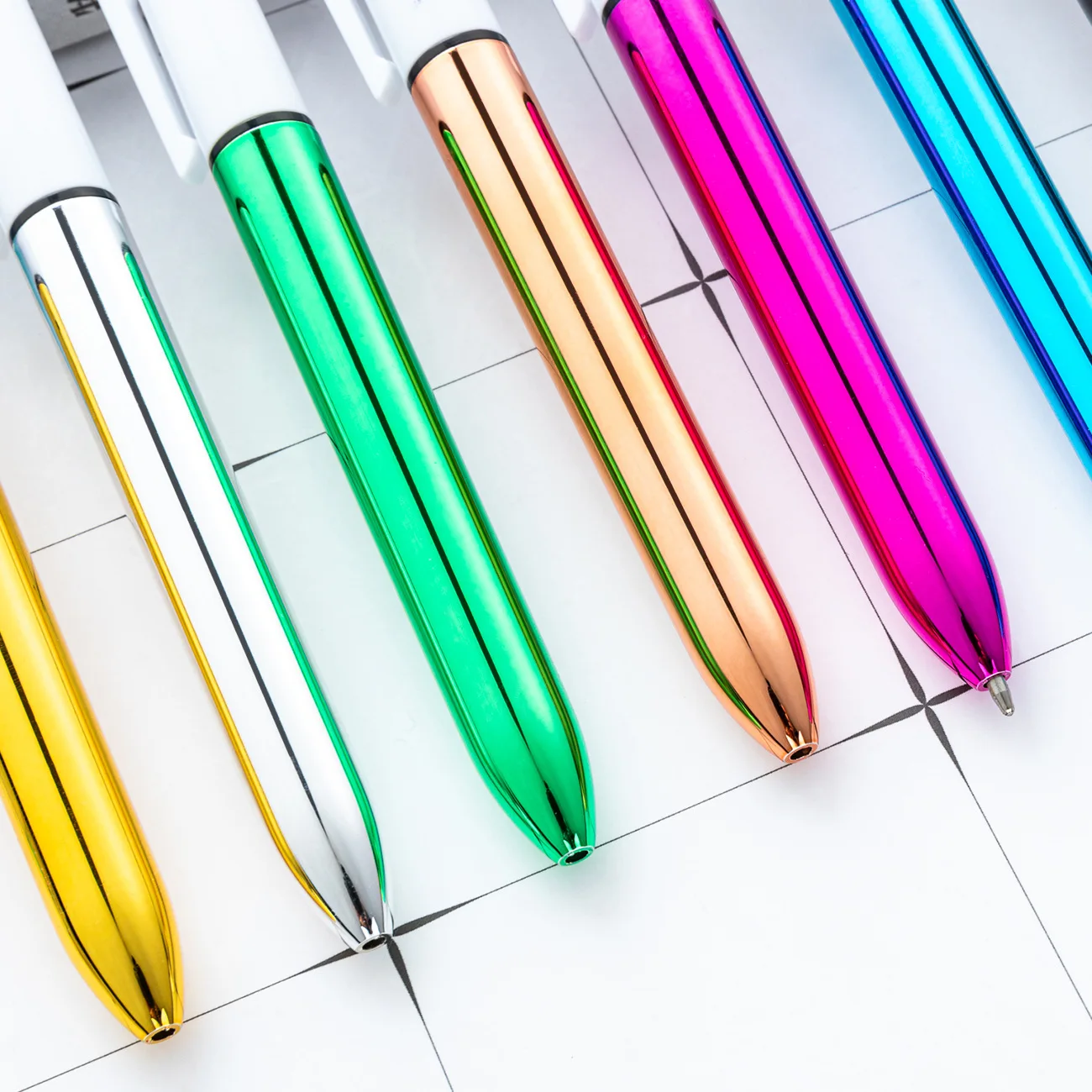 18-90 قطعة قلم حبر جاف 4 في 1 مطلي بالكهرباء |   أداة كتابة متعددة الألوان قابلة للسحب للمكتب والسفر