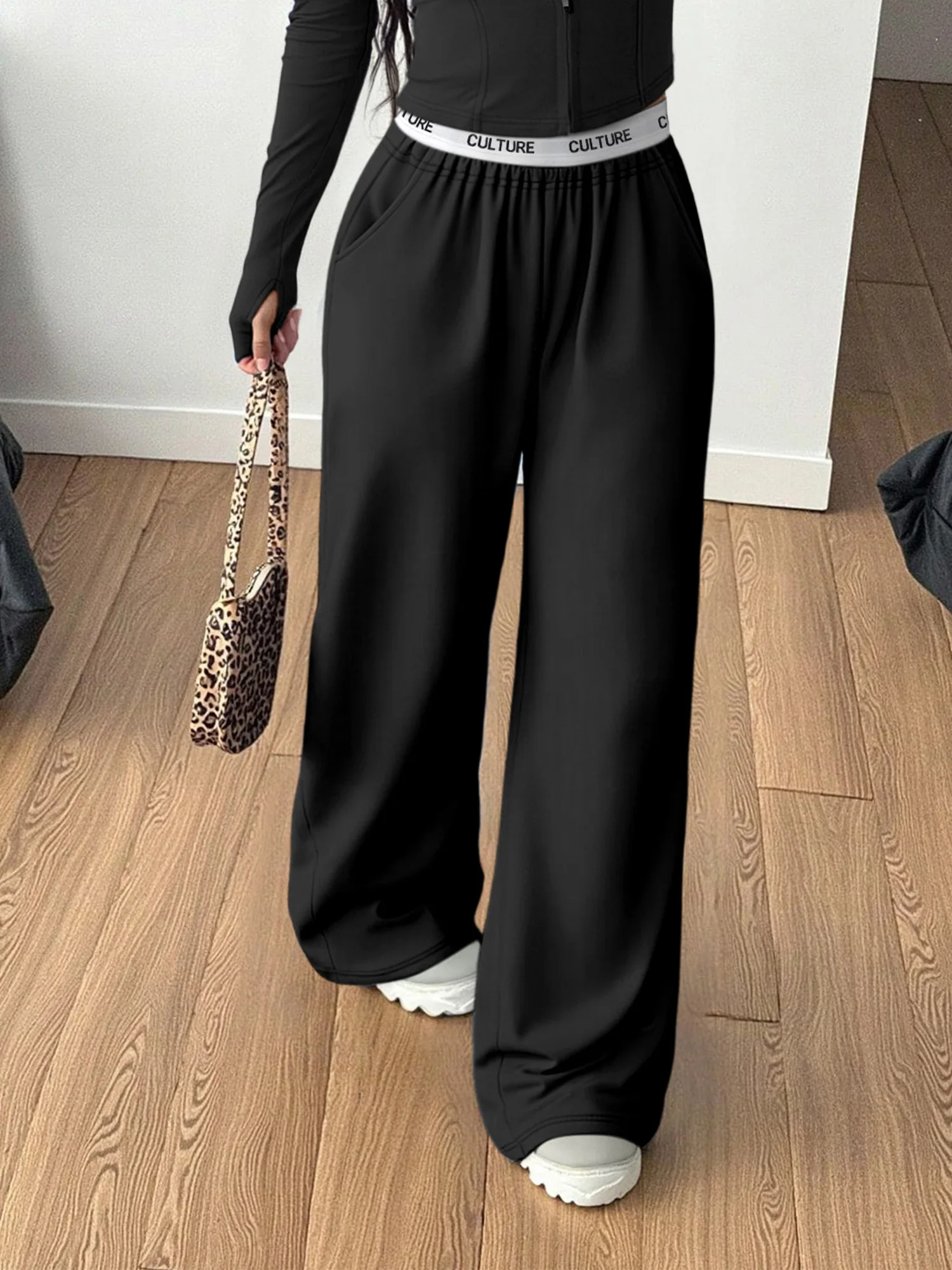 Zwarte loungebroek met wijde pijpen voor dames, ontspannen pasvorm, "CULTUUR" tailleband, zachte casual broek