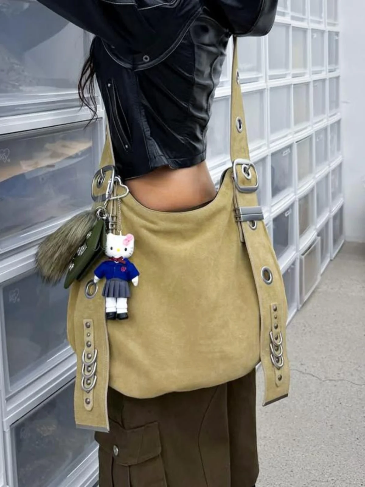 

European/American Fashion Retro Punk Style Large Capacity Motorcycle Women Bag Personalized Metal Rivet Decoration Crossbody Bag