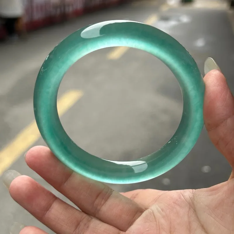 

Новый круглый браслет из натурального масляного синего цвета — это модная, универсальная и свежая модель.