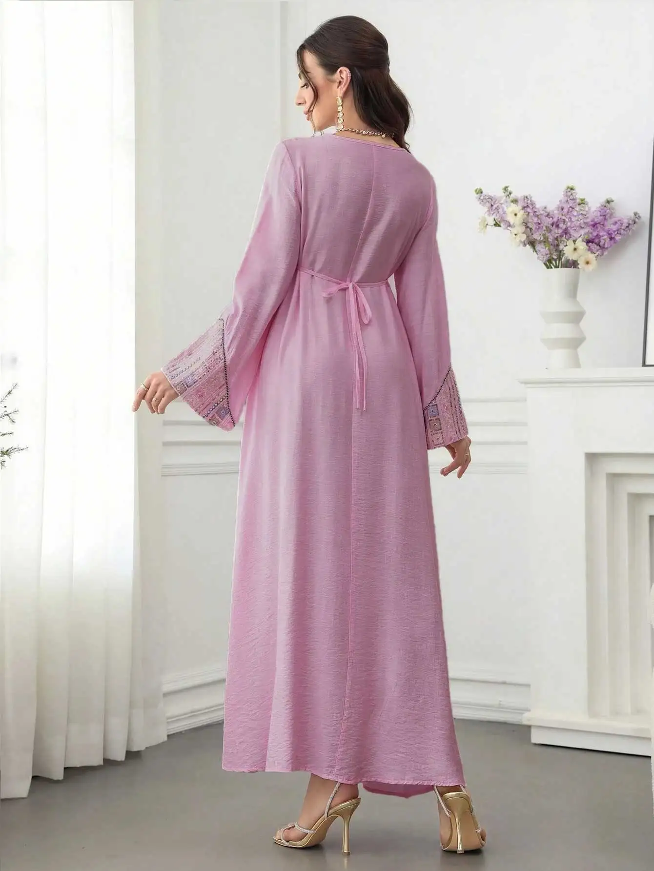 عباية أرجوانية فاتحة مستوحاة من دبي لعام 2025 بأنماط مطرزة معقدة على الياقة والأصفاد مثالية للمناسبات الثقافية العربية