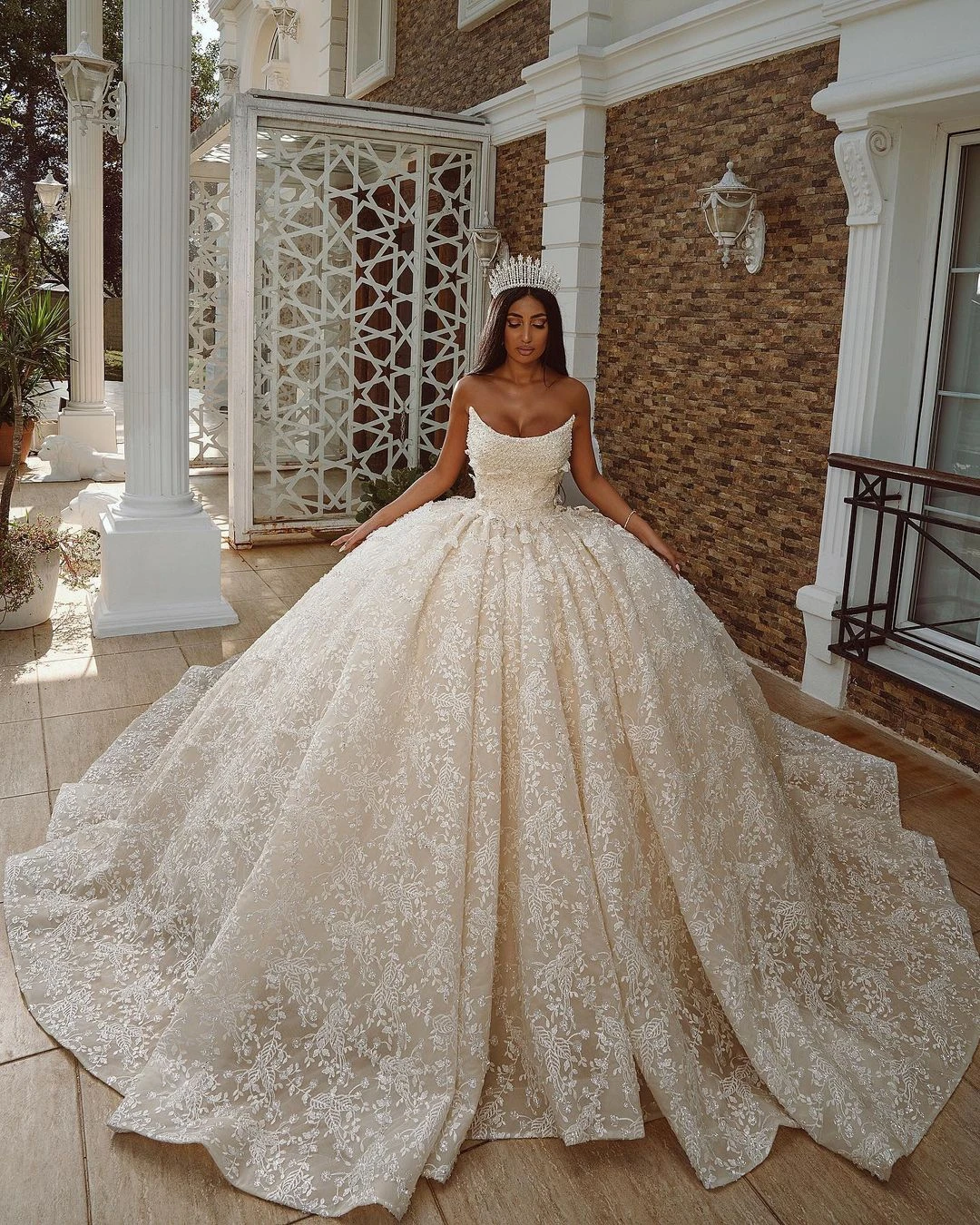 

Charming Lace Dubai Wedding Dress Strapless Ball Gowns Custom Made Floral Appliques Plus Size Vestido de novia